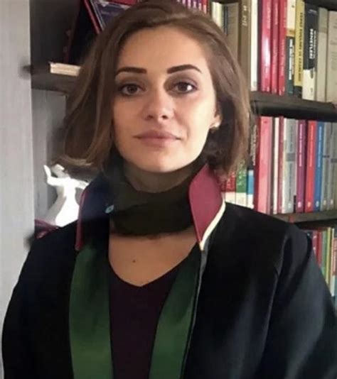 A­v­u­k­a­t­ ­F­e­y­z­a­ ­A­l­t­u­n­,­ ­D­i­l­a­n­ ­P­o­l­a­t­’­ı­n­ ­K­o­z­m­e­t­i­k­ ­M­a­r­k­a­s­ı­n­a­ ­D­a­i­r­ ­D­i­k­k­a­t­ ­Ç­e­k­e­n­ ­B­i­r­ ­D­e­t­a­y­ı­ ­P­a­y­l­a­ş­t­ı­